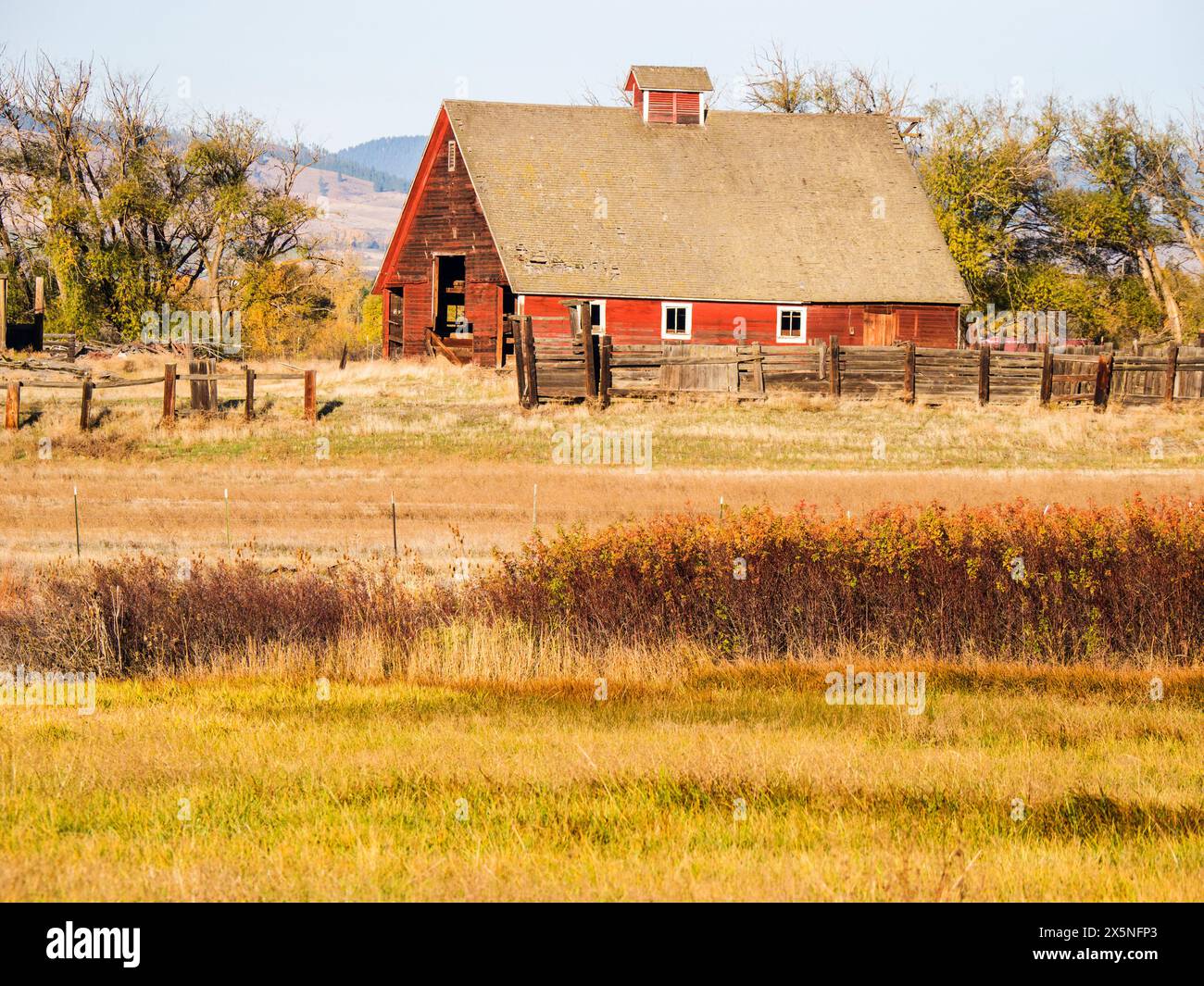 USA, Washington State, Kittitas County. Alte rote Scheune in Kittitas County. (Nur Für Redaktionelle Zwecke) Stockfoto