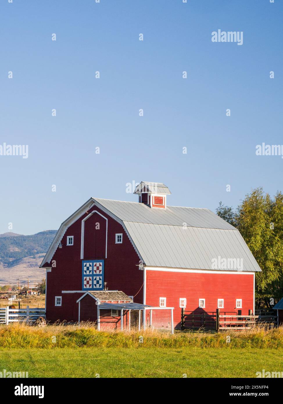 USA, Washington State, Kittitas County. Red Scheune auf dem Barn Quilt Trail im Kittitas County. (Nur Für Redaktionelle Zwecke) Stockfoto