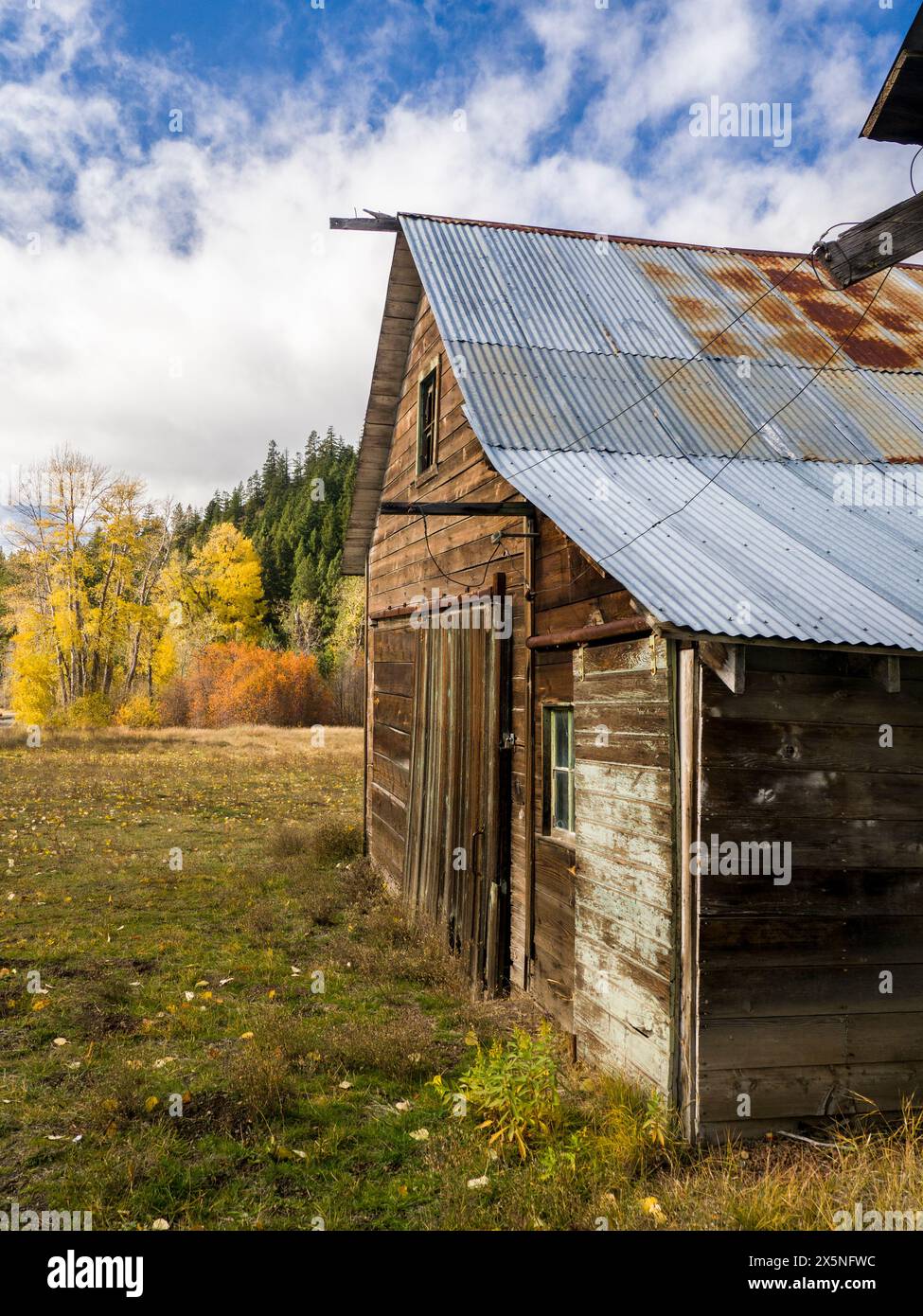 USA, Washington State, Kittitas County. Alte Holzkonstruktion im Herbst in Kittitas County. (Nur Für Redaktionelle Zwecke) Stockfoto