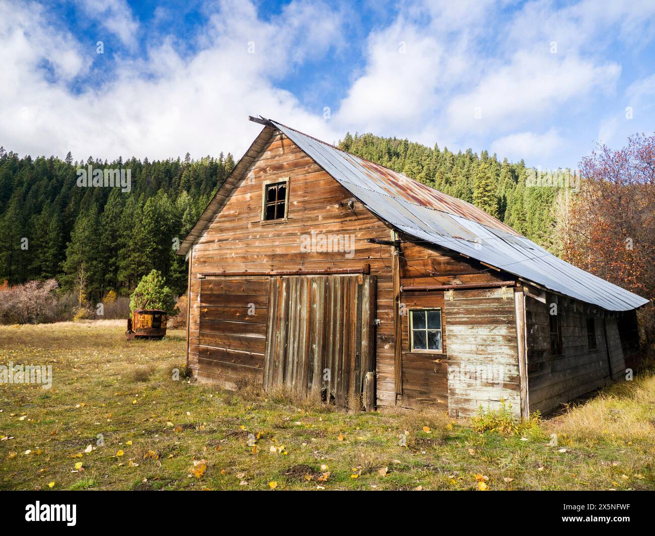 USA, Washington State, Kittitas County. Alte Holzkonstruktion im Herbst in Kittitas County. (Nur Für Redaktionelle Zwecke) Stockfoto