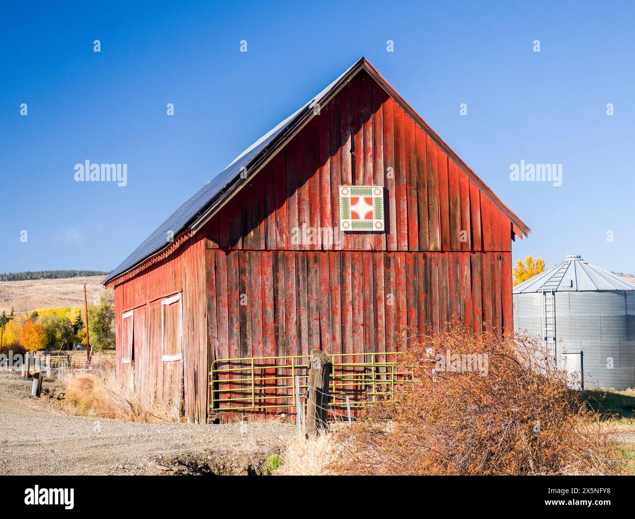 USA, Washington State, Kittitas County. Rote Scheune auf dem Barn Quilt Trail im Herbst. (Nur Für Redaktionelle Zwecke) Stockfoto