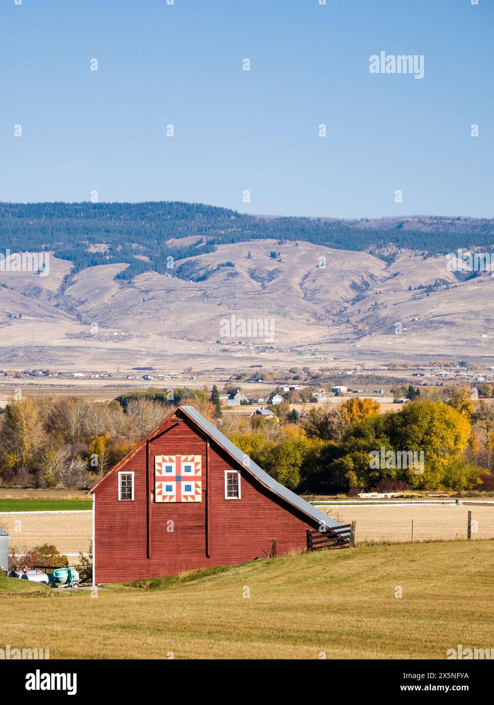 USA, Washington State, Kittitas County. Rote Scheune auf dem Barn Quilt Trail im Herbst. (Nur Für Redaktionelle Zwecke) Stockfoto
