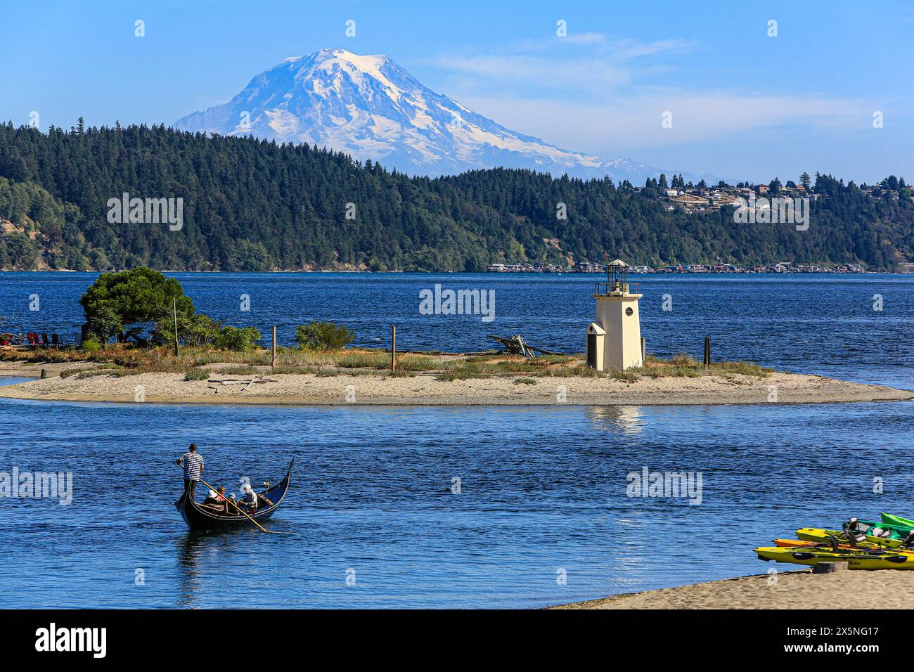 Gig Harbor, Bundesstaat Washington, USA. Die Gig Harbor Gondel mit Touristen bietet einen Blick auf Mount Rainier und den Gig Harbor Lighthouse. (Nur Für Redaktionelle Zwecke) Stockfoto