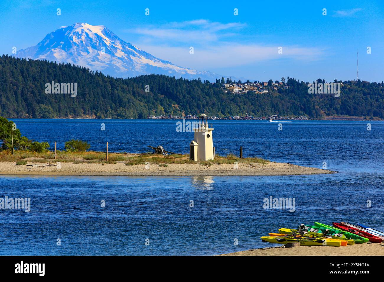 Gig Harbor, Bundesstaat Washington, USA. GIG Harbor Lighthouse, Mount Rainier und Kajaks am Strand am Puget Sound Stockfoto