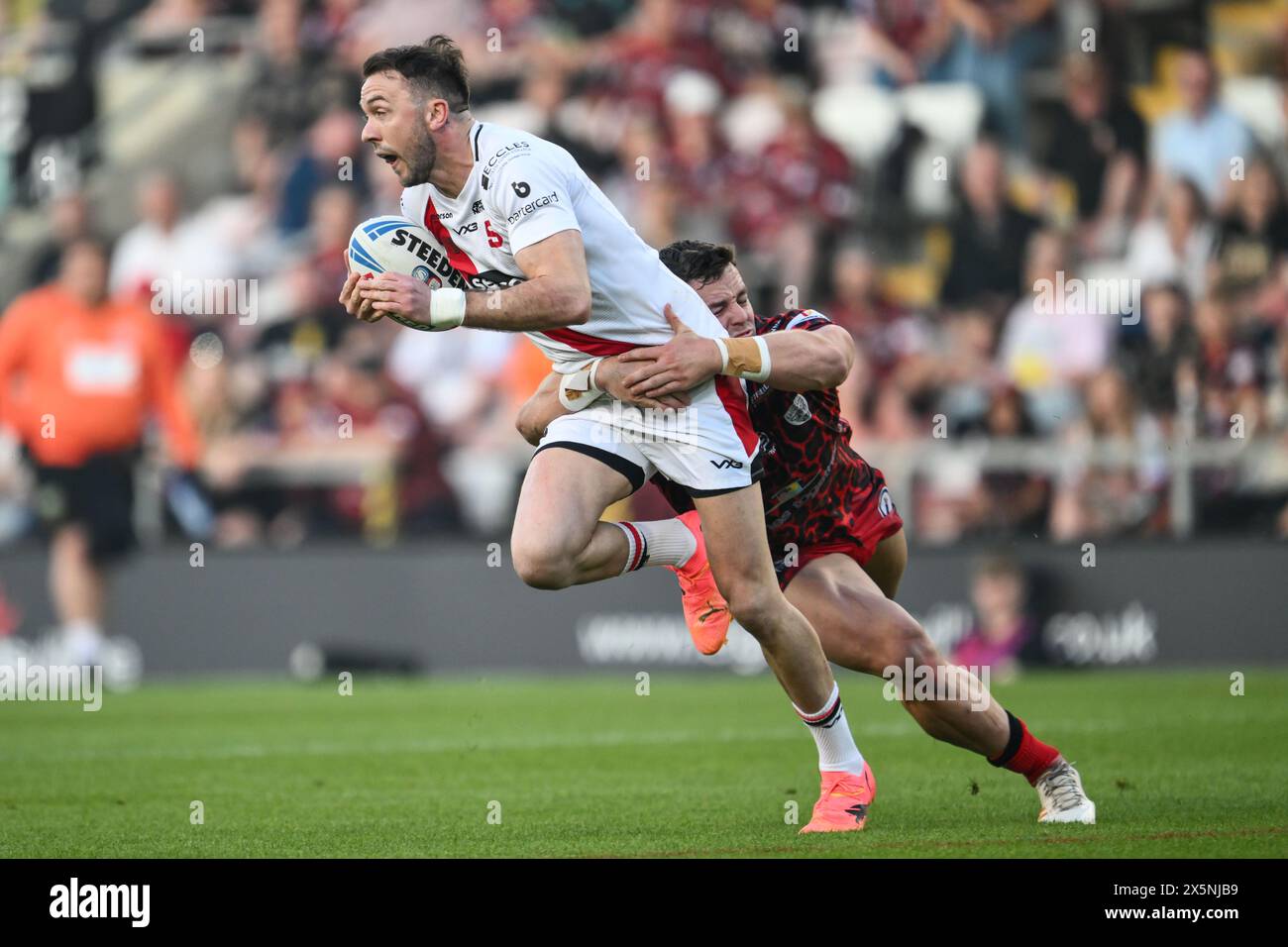 Ryan Brierley von Salford Red Devils wird von Kai O’Donnell von Leigh Leopards im Spiel der Betfred Super League Runde 11 von Leigh Leopards gegen Salford Red Devils im Leigh Sports Village, Leigh, Großbritannien, 10. Mai 2024 (Foto: Craig Thomas/News Images) Stockfoto