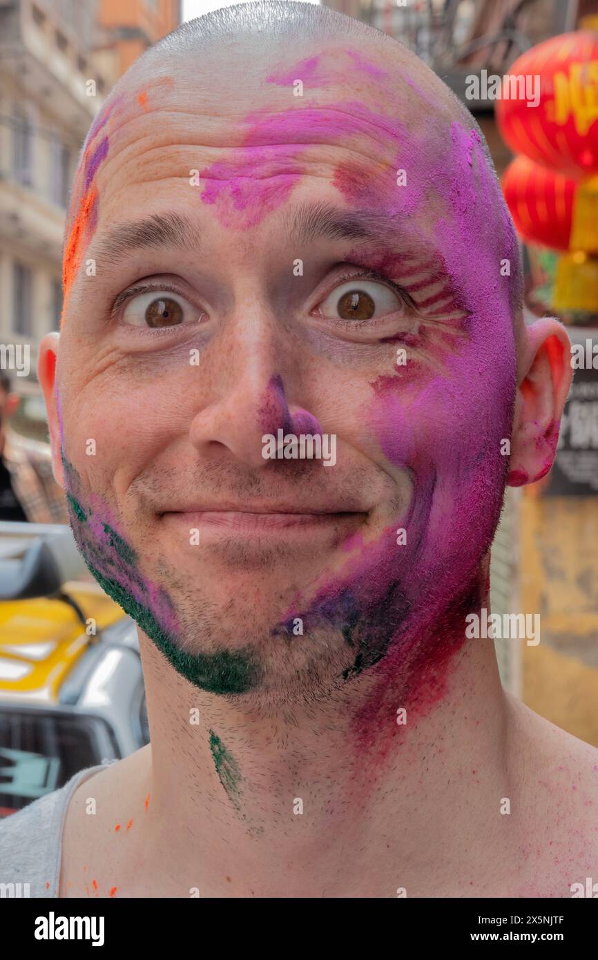 Genießen Sie das farbenfrohe Holi Festival, Kathmandu, Nepal Stockfoto