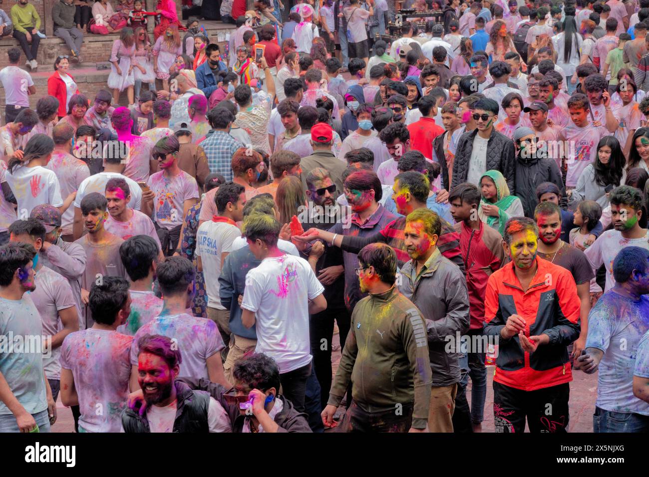 Genießen Sie das farbenfrohe Holi Festival, Kathmandu, Nepal Stockfoto