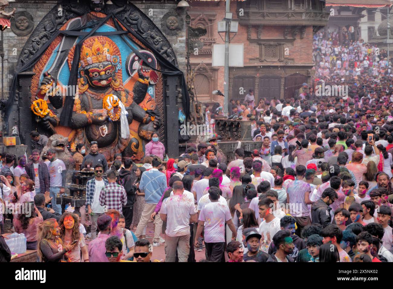 Genießen Sie das farbenfrohe Holi Festival, Kathmandu, Nepal Stockfoto