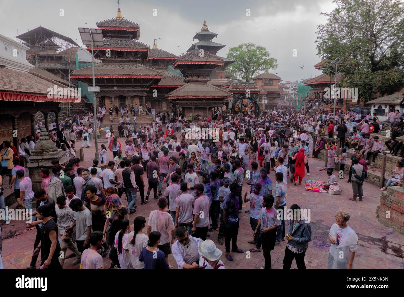 Genießen Sie das farbenfrohe Holi Festival, Kathmandu, Nepal Stockfoto