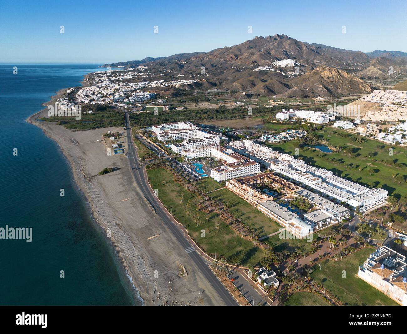 Mojacar, Spanien; 4. Mai 2024: Bucht und Resorts von Mojacar. Touristische Gegend in Almeria, Andalusien, Mittelmeer Stockfoto