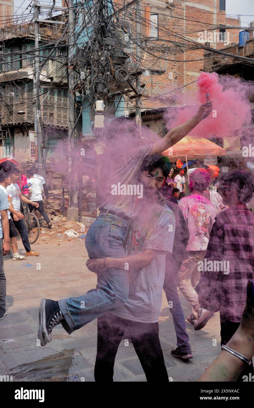 Genießen Sie das farbenfrohe Holi Festival, Kathmandu, Nepal Stockfoto