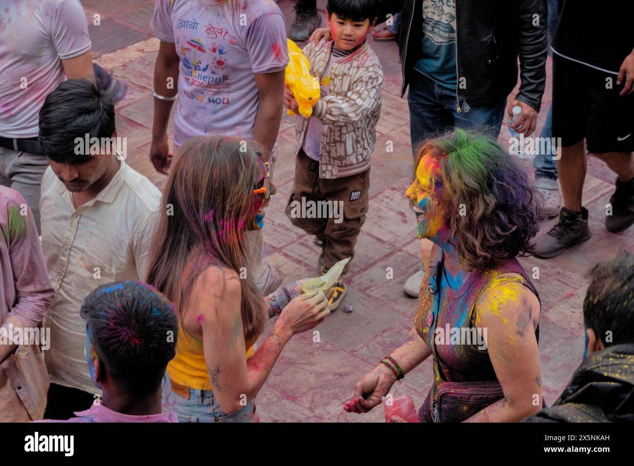 Genießen Sie das farbenfrohe Holi Festival, Kathmandu, Nepal Stockfoto