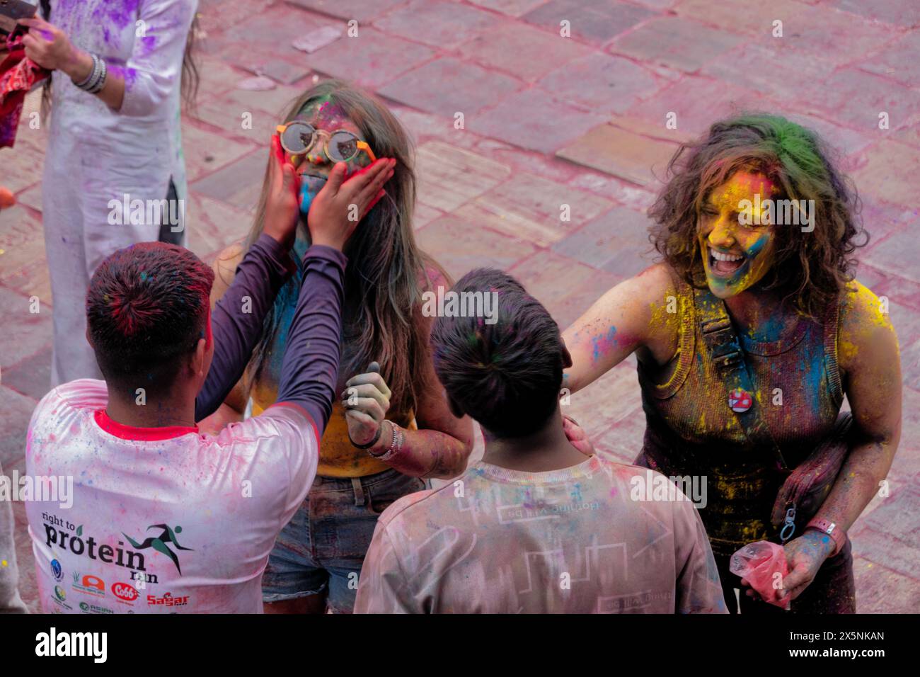 Genießen Sie das farbenfrohe Holi Festival, Kathmandu, Nepal Stockfoto