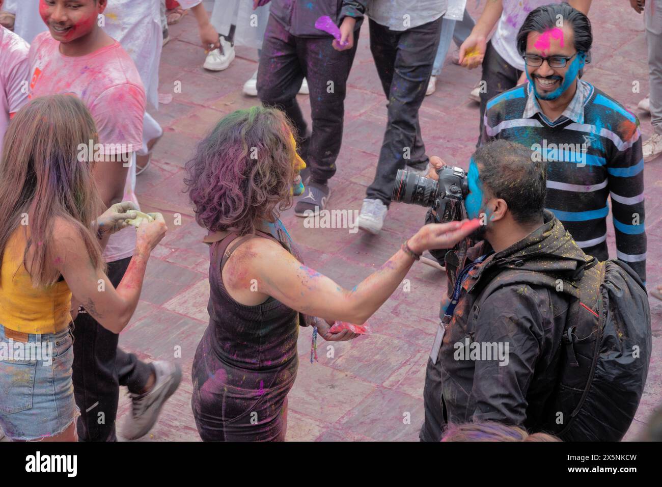 Genießen Sie das farbenfrohe Holi Festival, Kathmandu, Nepal Stockfoto