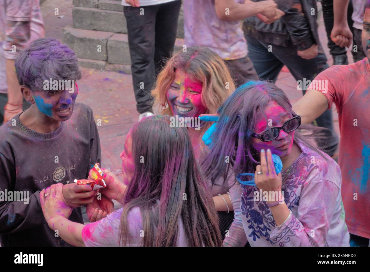 Genießen Sie das farbenfrohe Holi Festival, Kathmandu, Nepal Stockfoto