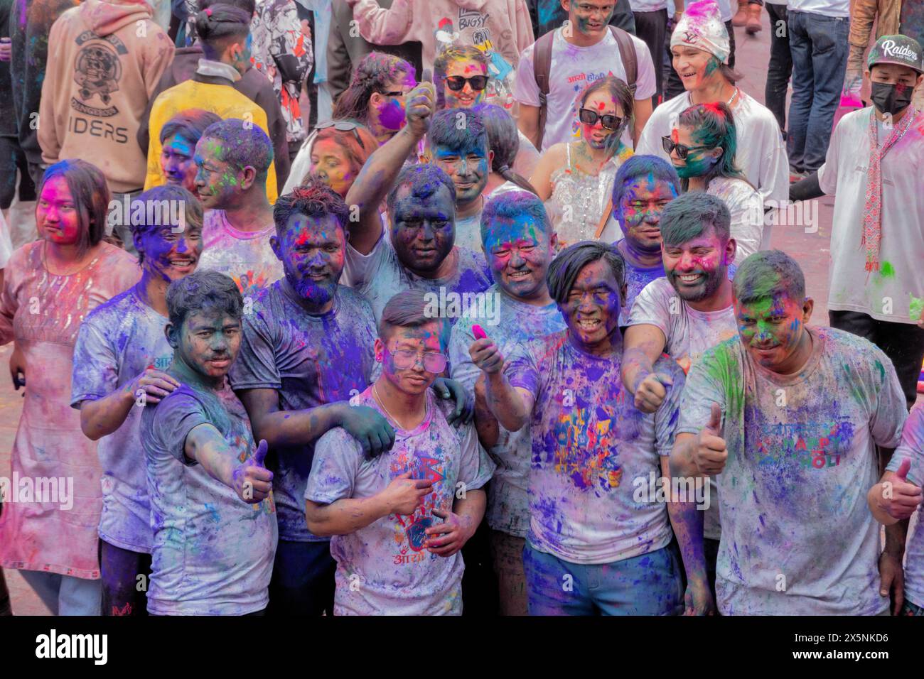 Genießen Sie das farbenfrohe Holi Festival, Kathmandu, Nepal Stockfoto