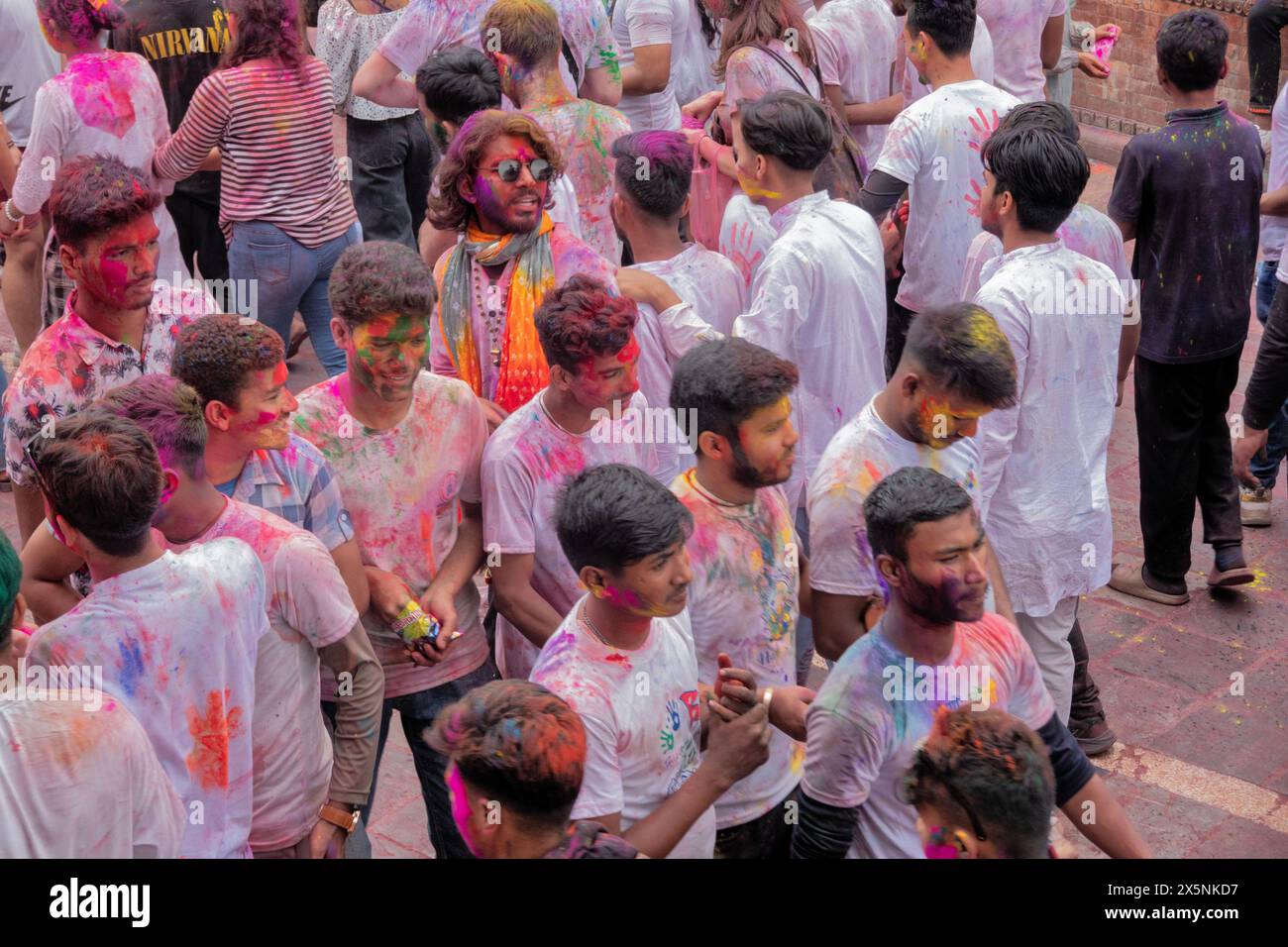 Genießen Sie das farbenfrohe Holi Festival, Kathmandu, Nepal Stockfoto