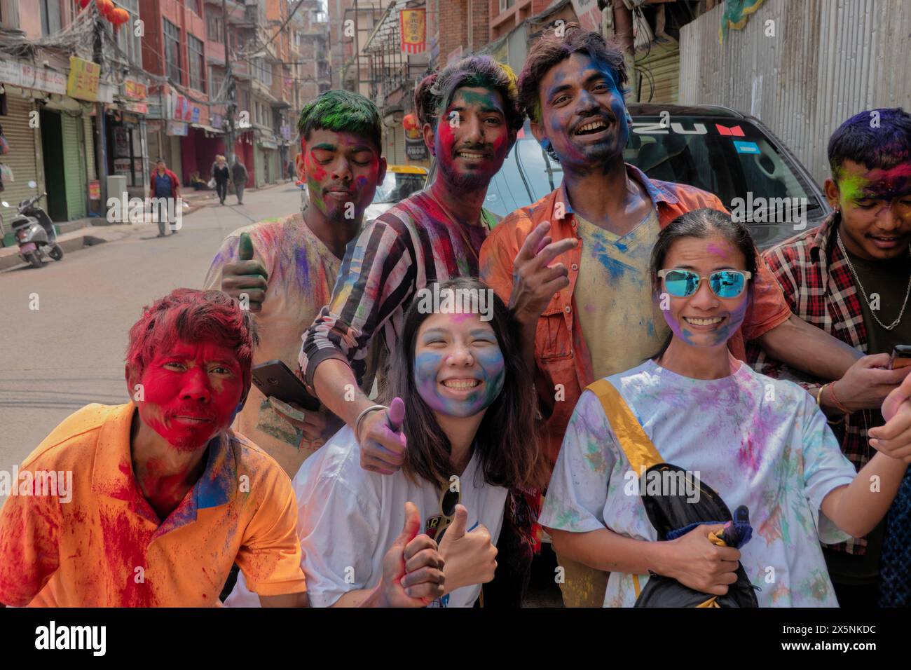 Genießen Sie das farbenfrohe Holi Festival, Kathmandu, Nepal Stockfoto