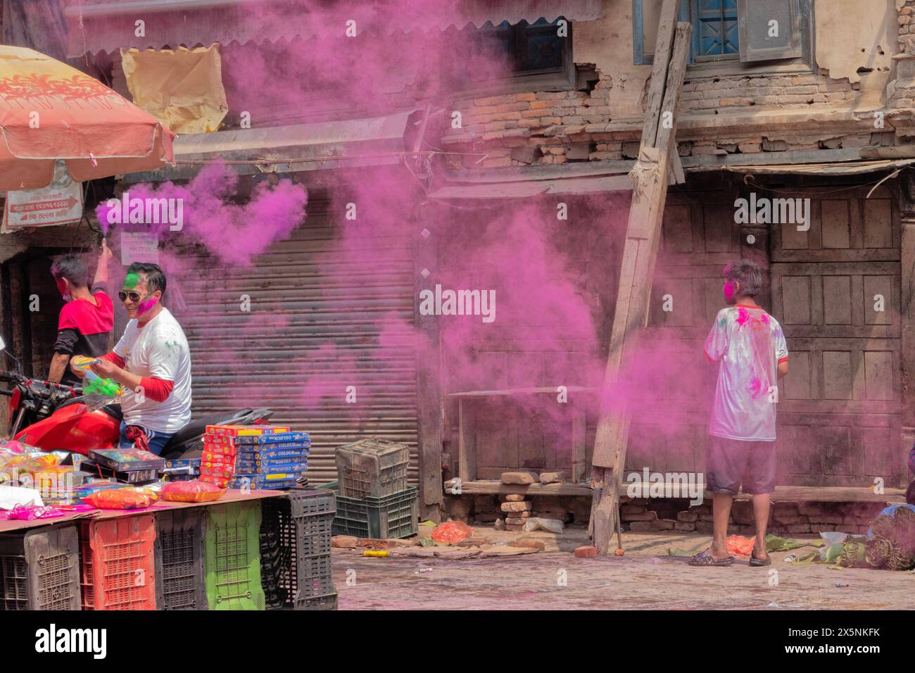 Genießen Sie das farbenfrohe Holi Festival, Kathmandu, Nepal Stockfoto