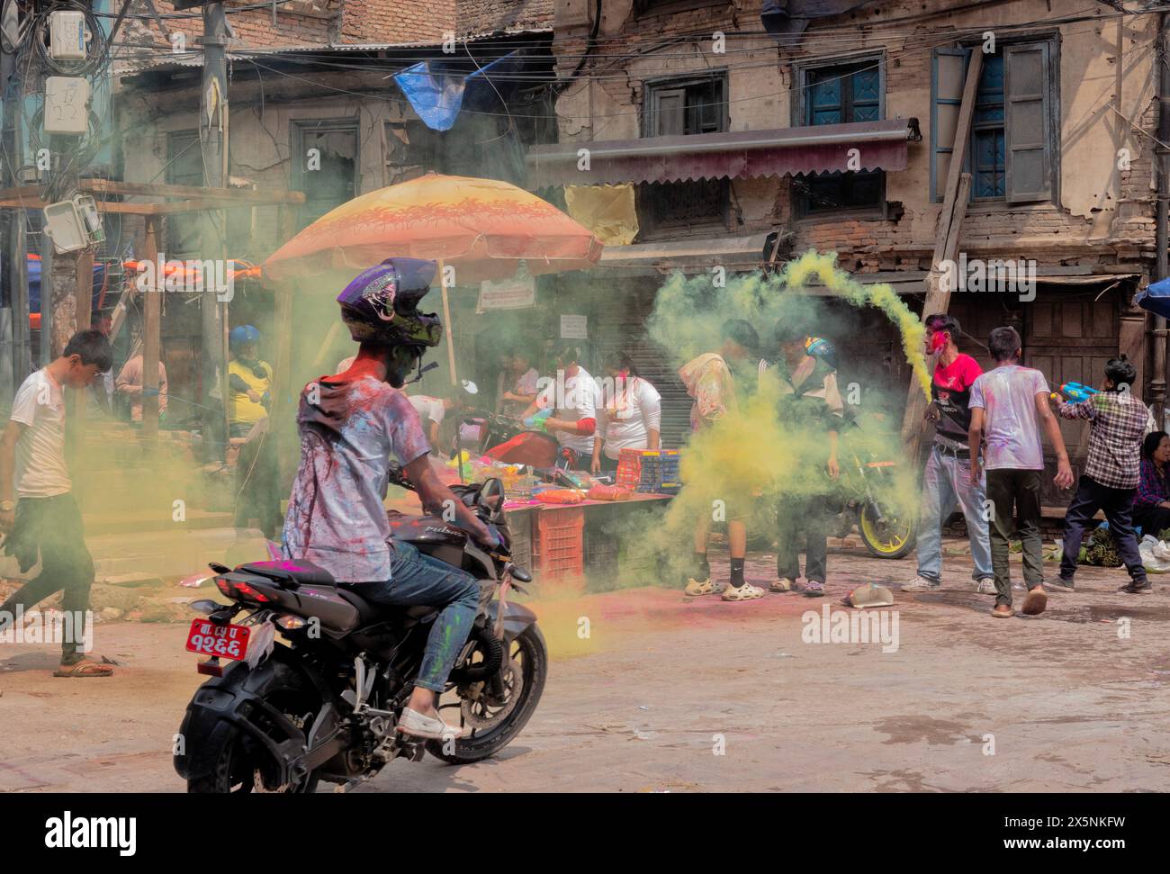 Genießen Sie das farbenfrohe Holi Festival, Kathmandu, Nepal Stockfoto