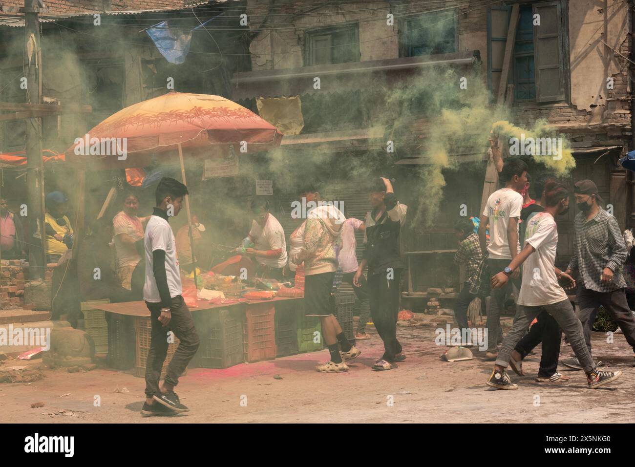 Genießen Sie das farbenfrohe Holi Festival, Kathmandu, Nepal Stockfoto