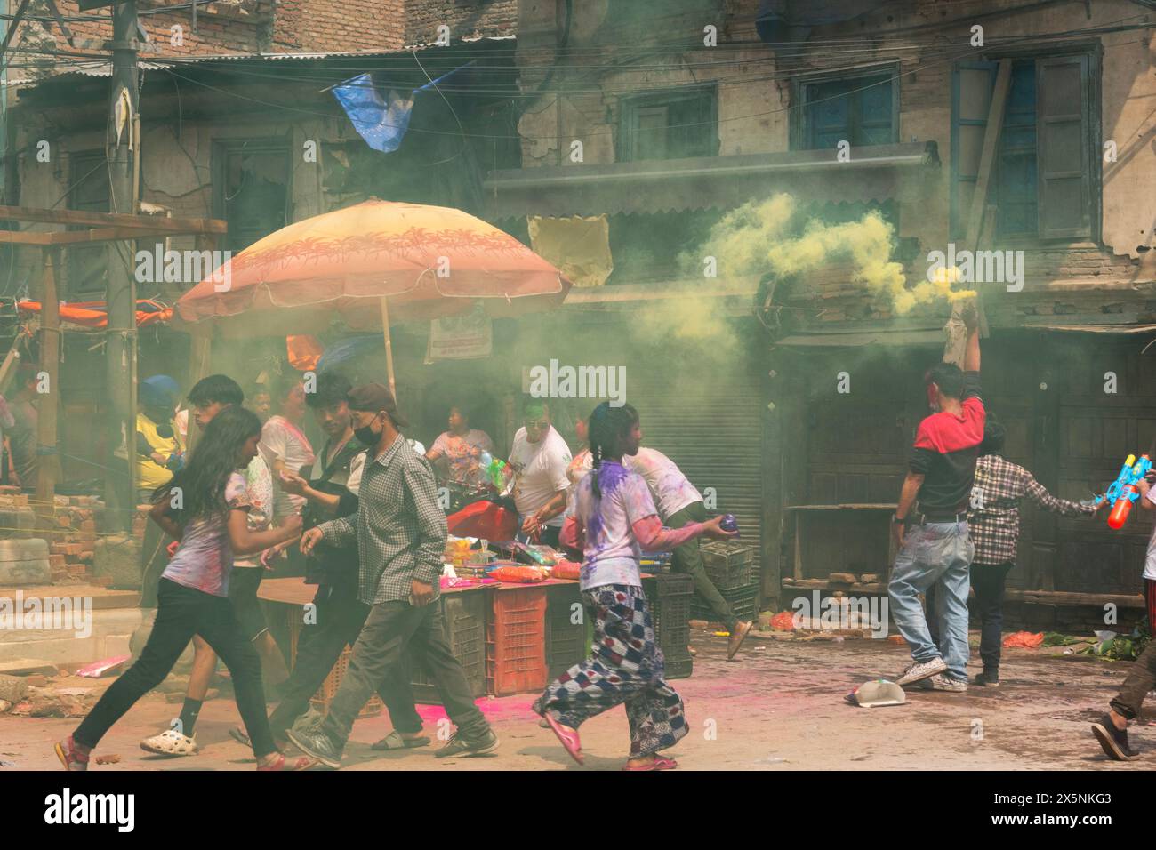 Genießen Sie das farbenfrohe Holi Festival, Kathmandu, Nepal Stockfoto