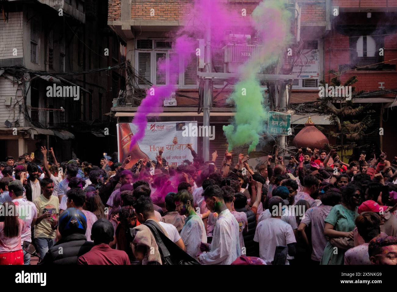 Genießen Sie das farbenfrohe Holi Festival, Kathmandu, Nepal Stockfoto