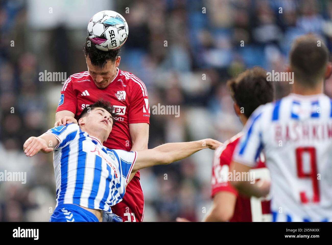 Odense, Dänemark. Mai 2024. Pascal Gregor (Lyngby 23) gegen Luca Kjerrumgaard (ob 17) während des Superliga-Spiels zwischen ob und Lyngby Boldklub im Nature Energy Park in Odense am Freitag, den 10. Mai 2024. (Foto: Claus Fisker/Ritzau Scanpix) Credit: Ritzau/Alamy Live News Stockfoto