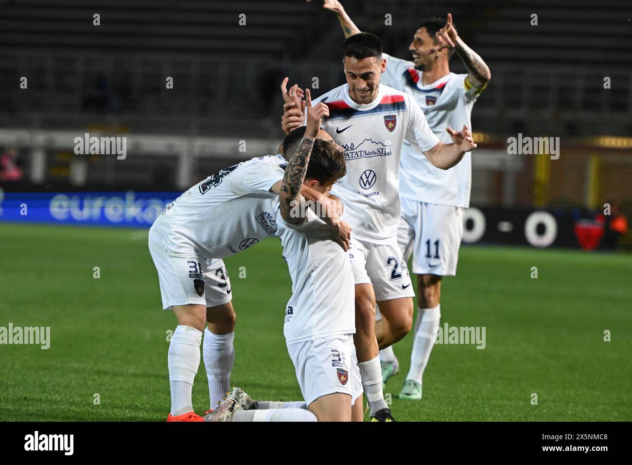 Gennaro Tutino von Cosenza Calcio feierte nach einem Tor während des Fußballspiels der Serie B BKT zwischen Calcio Como und Cosenza Calcio am 10. Mai 2024 im Giuseppe Senigallia Stadion in Como, Italien. Foto Tiziano Ballabio Credit: Tiziano Ballabio/Alamy Live News Stockfoto