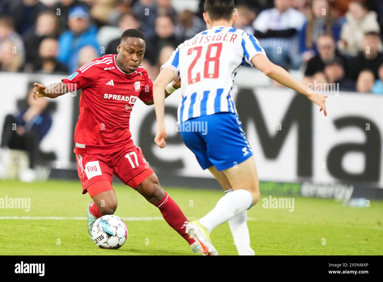 Odense, Dänemark. Mai 2024. Jonathan Amon (Lyngby 17) gegen Tobias Slotsager (ob 28) während des Superliga-Spiels zwischen ob und Lyngby Boldklub im Nature Energy Park in Odense am Freitag, den 10. Mai 2024. (Foto: Claus Fisker/Ritzau Scanpix) Credit: Ritzau/Alamy Live News Stockfoto