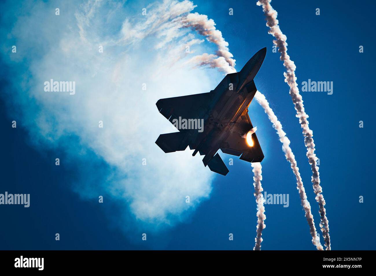 4. Mai 2024 - Tyndall Air Force Base, Florida, USA - Ein F-22 Raptor der US Air Force, geflogen von Kapitän Samuel Razz Larson, Pilot des F-22 Raptor Demonstration Teams, setzt während der Gulf Coast Salute Air Show am 4. Mai 2024 in Panama City Beach, Florida, Flares über dem Golf von Mexiko aus. Die einzigartige Kombination aus Tarnung, Geschwindigkeit, Agilität und Situationsbewusstsein in Kombination mit tödlichen Luft-Luft- und Luft-Boden-Waffen über große Entfernungen macht die F-22 zu einem der fortschrittlichsten Kämpfer der Welt. (Kreditbild: © Stefan Alvarez/USA Air Force/ZUMA Press Wire) NUR REDAKTIONELLE VERWENDUNG! Nicht für kommerzielle ZWECKE Stockfoto