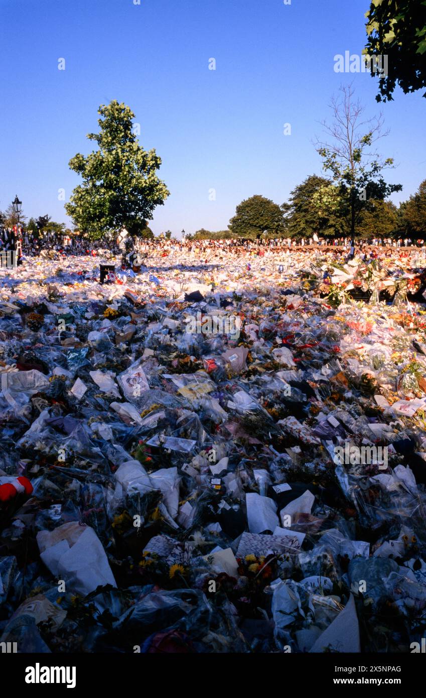 Blumen und Trauer vor dem Kensington Palace in den Tagen nach dem Tod von Prinzessin Diana, Kensington Palace, Kensington Gardens, London, Großbritannien. Ungefähres Datum: 3. September 1997 Stockfoto