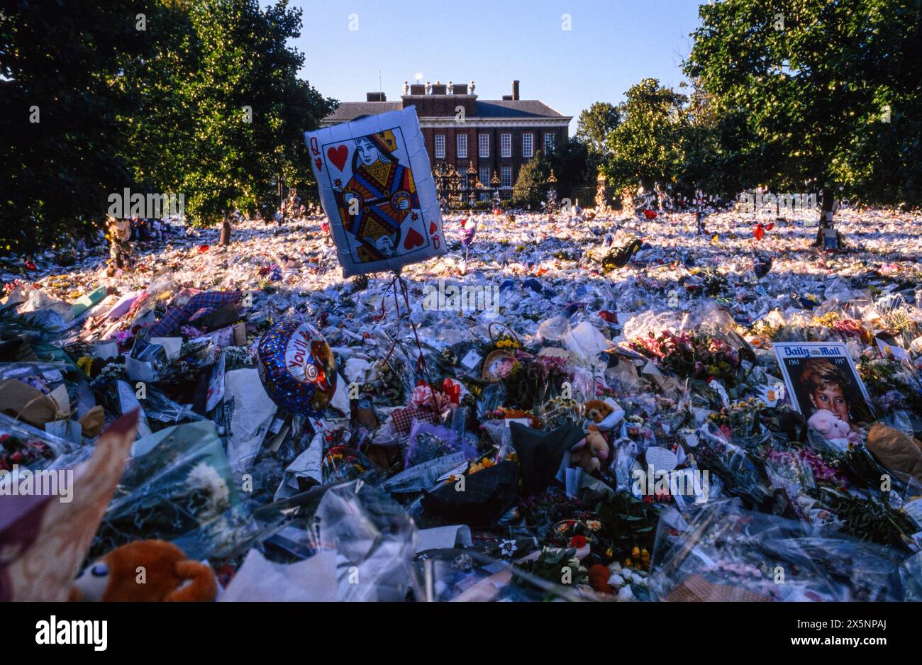 Blumen und Trauer vor dem Kensington Palace in den Tagen nach dem Tod von Prinzessin Diana, Kensington Palace, Kensington Gardens, London, Großbritannien. Ungefähres Datum: 3. September 1997 Stockfoto