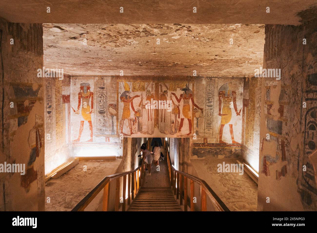 Ein Blick auf die bemalten Wände und den Eingang zu einem Grab im Tal der Könige, Ägypten. Stockfoto