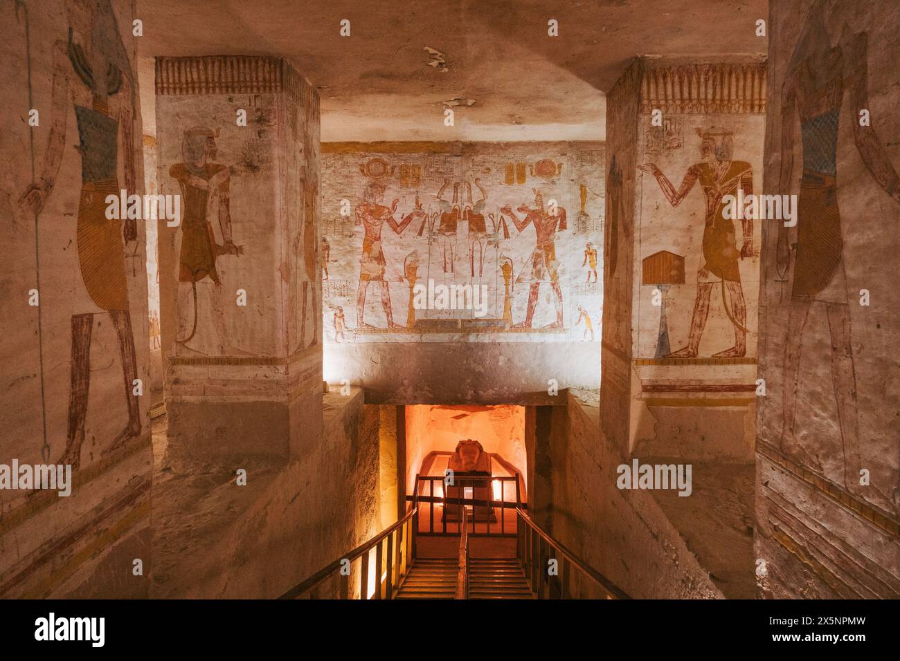 Ein Blick auf gemalte Figuren und Szenen in einem Grab im Tal der Könige, Ägypten. Stockfoto