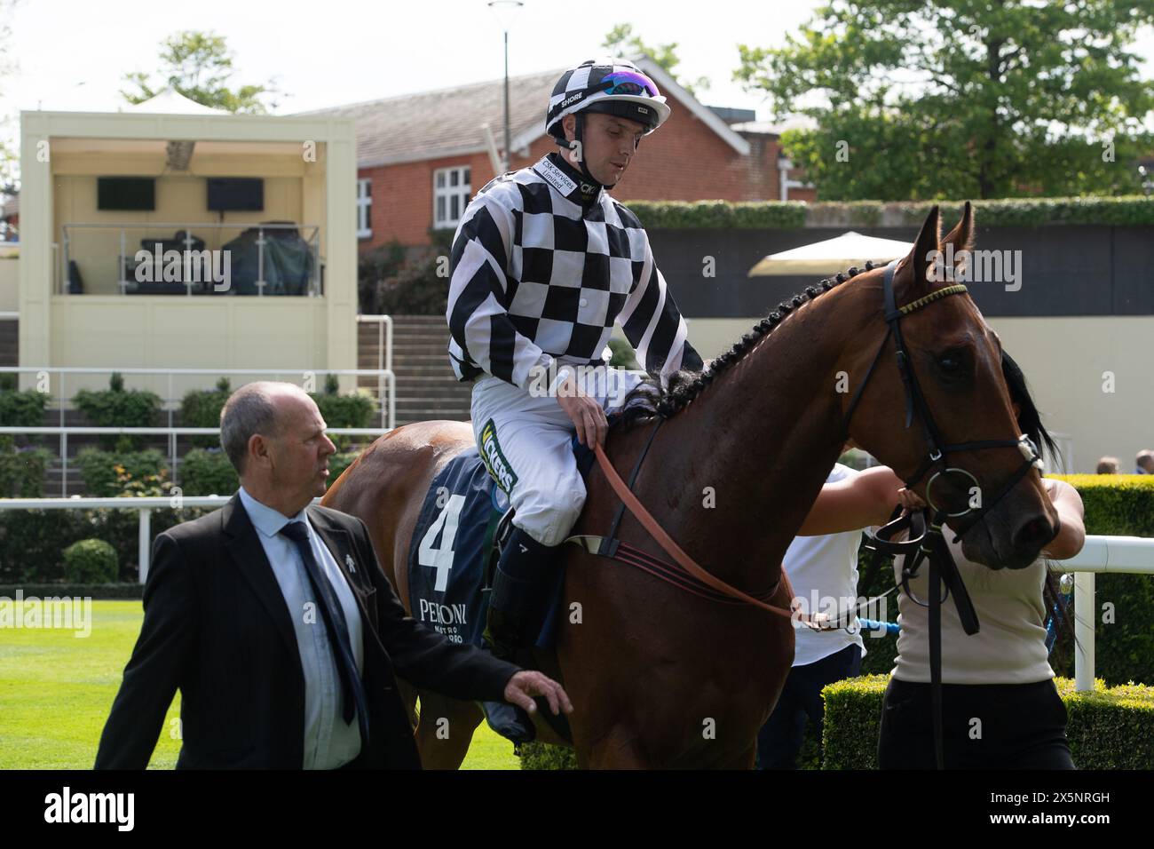 Ascot, Berkshire, Großbritannien. Mai 2024. Pferd Glenfinnan (Nr. 4), geritten von Jockey Connor Beasley (schwarz-weiße Seide), gewinnt den Peroni Nastro Azure 0,0% Live Every Moment Handicap Stakes auf der Ascot Racecourse beim Peroni Nastro Azzurro 0,0% Friday Raceday. Inhaber Csk Services Ltd, Trainer Michael Dods Darlington, Züchter Newstead Breeding, Sponsor Ask Services Ltd Quelle: Maureen McLean/Alamy Live News Stockfoto