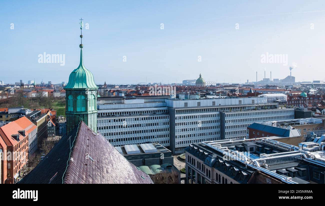 Kopenhagen, Dänemark - 6. April 2024: Blick über die Stadt vom Rundturm aus. Trinitatis-Kirche vor der Tür. Stockfoto