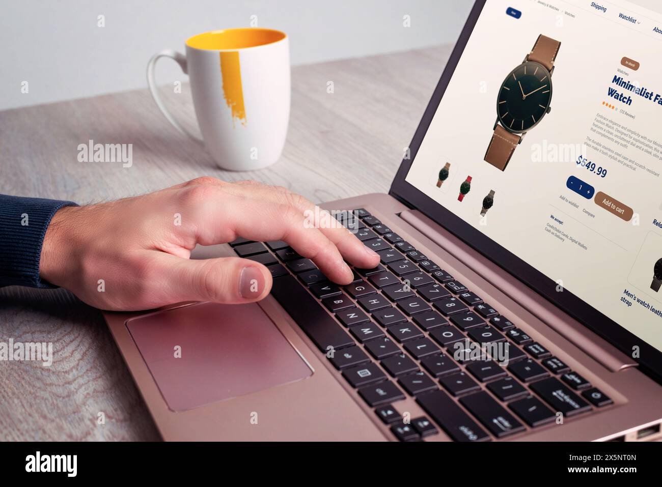 Handtippen auf der Laptop-Tastatur, Online-Uhren auf der E-Commerce-Website kaufen. Moderne Web-Seitenoberfläche wird angezeigt. Praktisches digitales Shopping Co Stockfoto