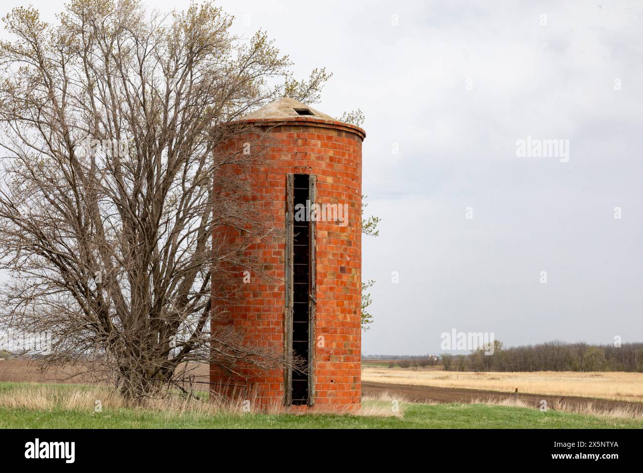 Barnum, Iowa - ein altes, leeres Silo im Nordwesten von Iowa. Stockfoto