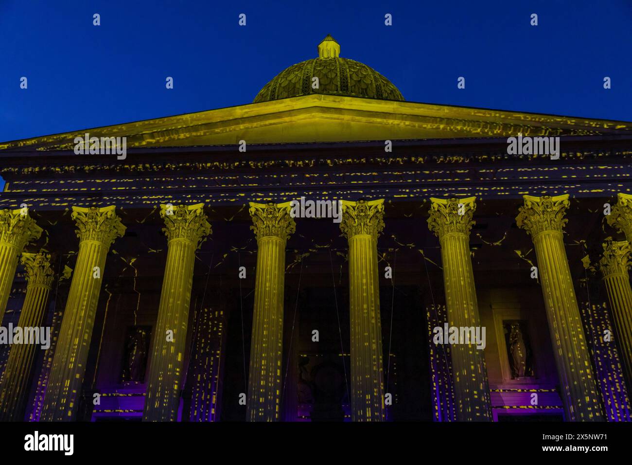 The National Gallery, Trafalgar Square, London, Großbritannien. Mai 2024. Die National Gallery „Big Birthday Light Show“ wurde auf die Vorderseite des Gebäudes projiziert, um den 200. Geburtstag der Galerie zu feiern. Die „Big Birthday Light Show“ zeigt Kunst aus der beeindruckenden Sammlung der Galerie, um „das Innere nach außen zu bringen“. Quelle: Stuart Robertson/Alamy Live News. Stockfoto