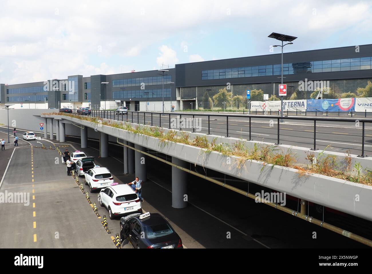 Belgrad, Serbien 09.17.2023 Nikola Tesla International Airport in Surcin. Neue Flughafengebäude. Zunahme des Fluggastverkehrs mit dem Flugzeug. Autos, Stockfoto