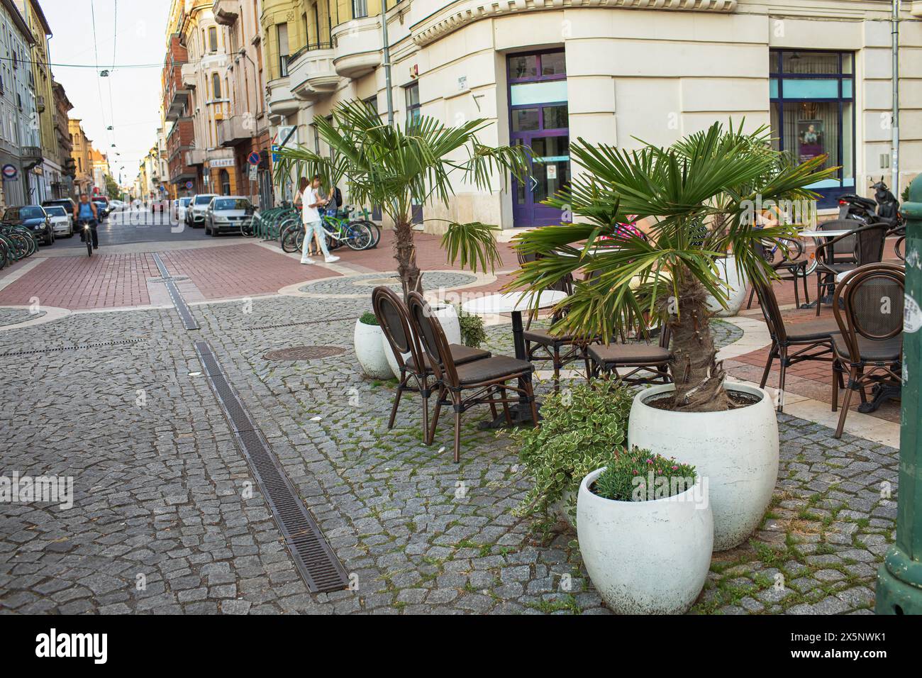 Außenterrasse des Restaurants im Stadtzentrum. Sommersaison. Hochwertige Fotos Stockfoto