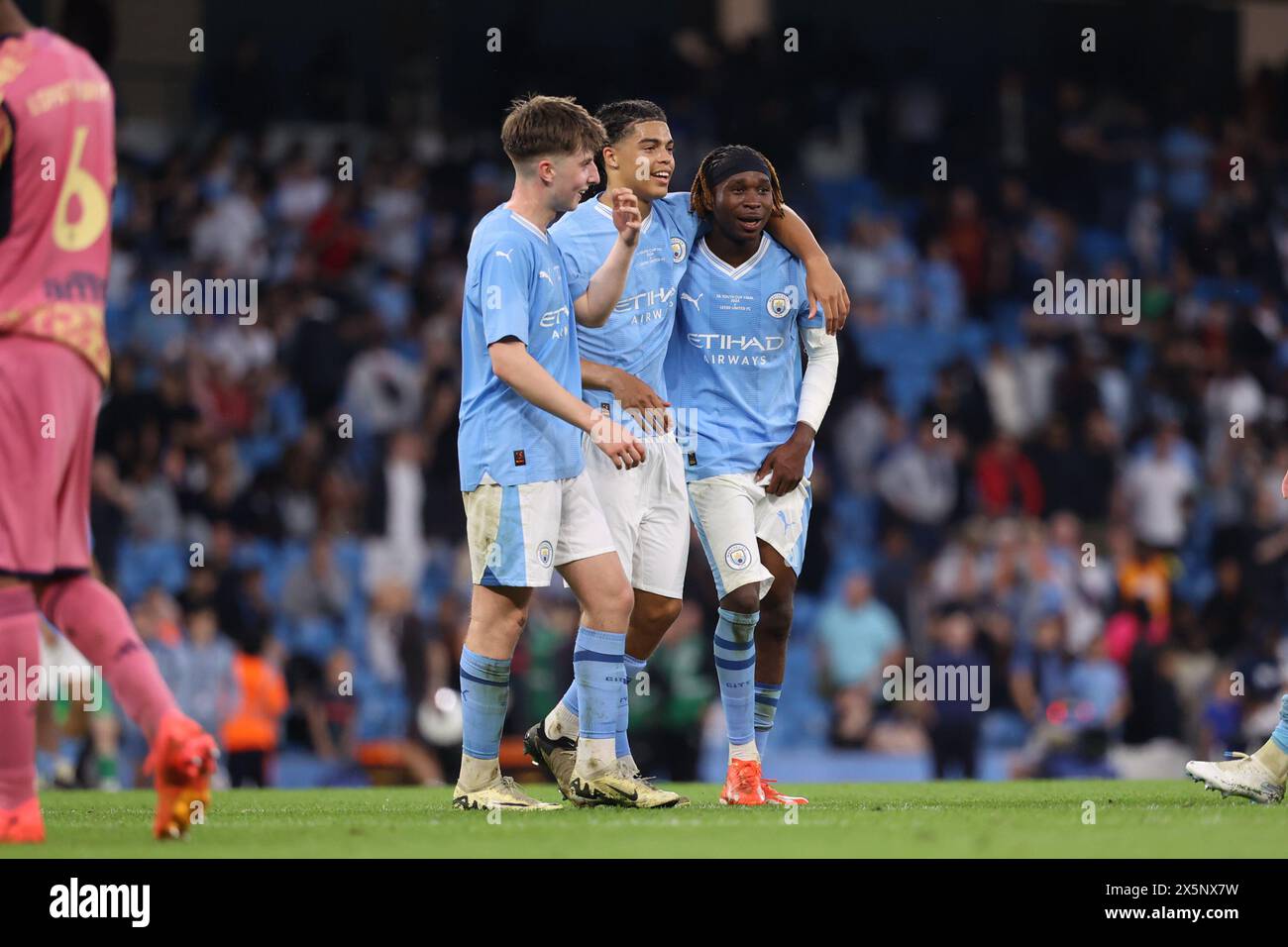 Charlie Gray (Manchester City U18) mit Jahmai Simpson-Pusey (Manchester City U18) und Joel Ndala (Manchester City U18) nach dem FA Youth Final Spiel zwischen Manchester City und Leeds United am Freitag, den 10. Mai 2024 im Etihad Stadium in Manchester. (Foto: Pat Scaasi | MI News) Credit: MI News & Sport /Alamy Live News Stockfoto