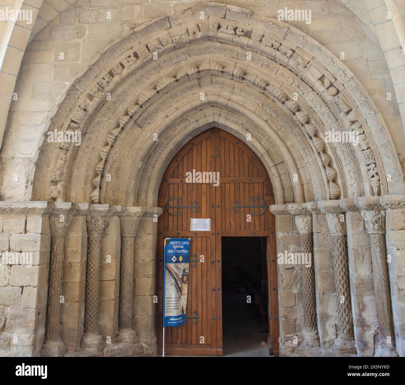 Puente la Reina, Spanien - 30. März 2024: Romanisches Portal der Kirche Crucifijo, Puente La Reina, Navarra, Spanien Stockfoto