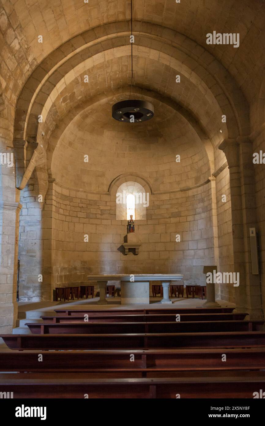 Puente la Reina, Spanien - 30. März 2024: Kirche Crucifijo, Puente La Reina, Navarra, Spanien. Zweites Schiff Stockfoto