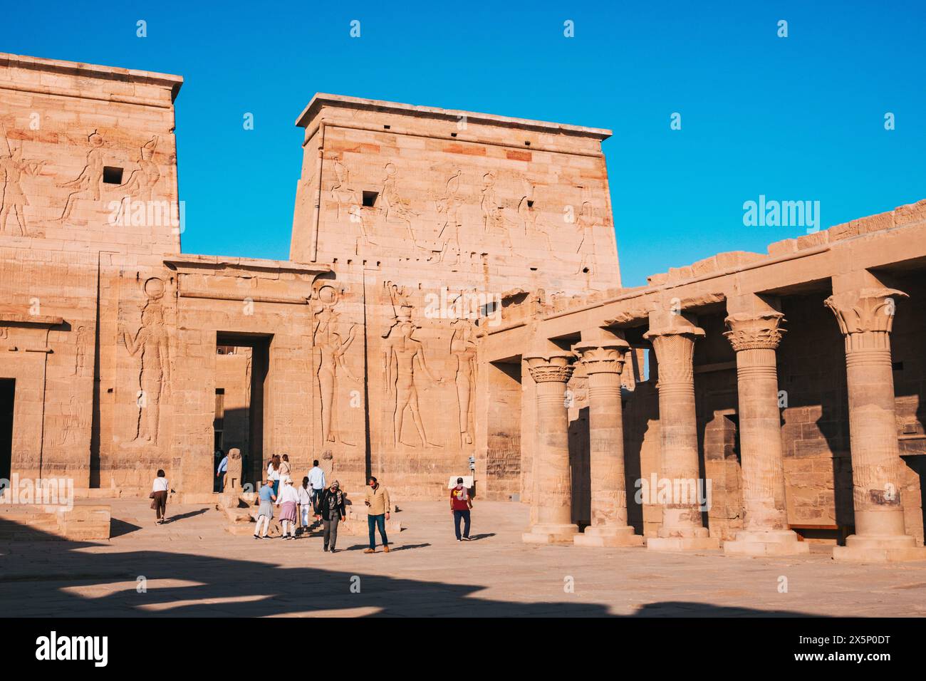 Eine Gruppe von Touristen steht im Innenhof des Isis-Tempels auf Philae Island in Ägypten Stockfoto