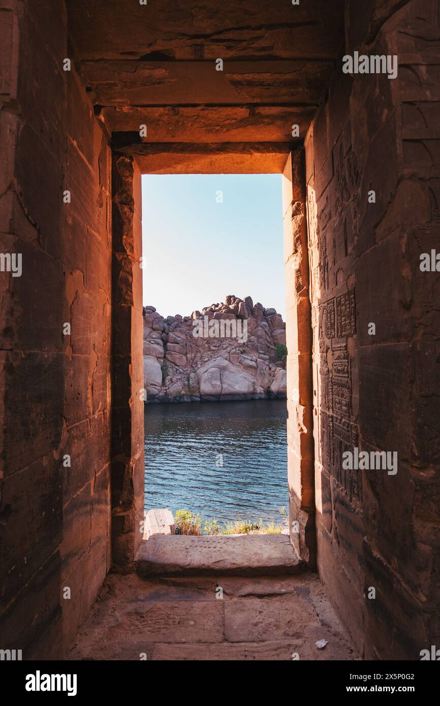 Blick aus einem Fenster auf den Philae Tempel, Assuan, Ägypten Stockfoto