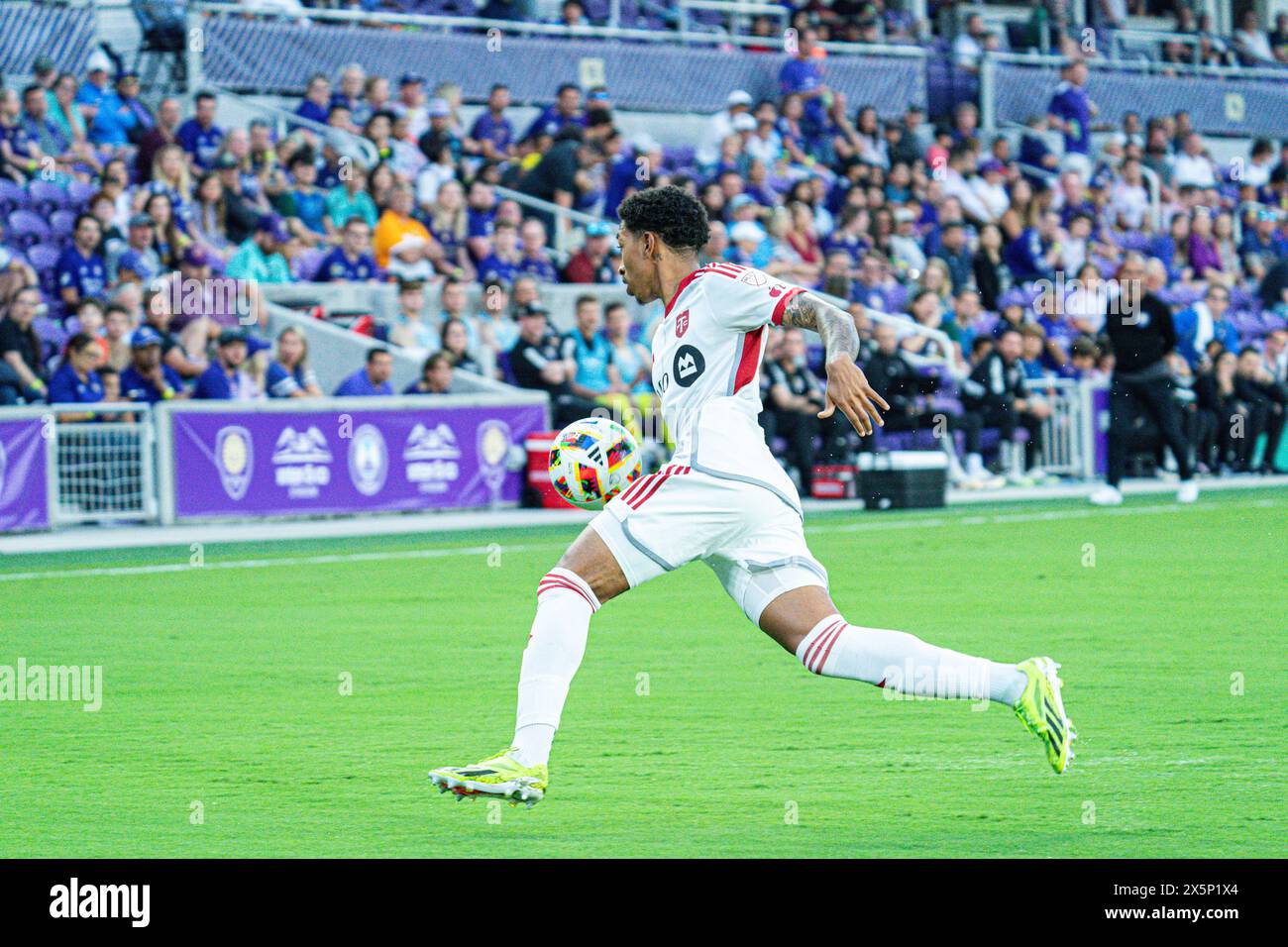 Orlando, Florida, USA, 27. April 2024, Jahkeele Marshall-Rutty #7 des Toronto FC läuft nach einem Pass im Inter&Co Stadium. (Foto: Marty Jea Stockfoto