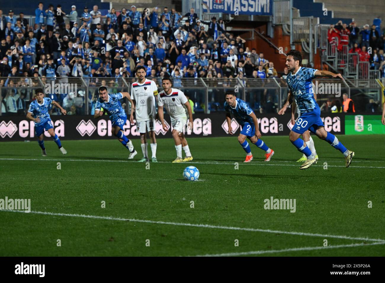 Simone Verdi von Calcio Como erzielte am 10. Mai 2024 im Giuseppe-Senigallia-Stadion in Como einen Elfmeterschieß während des BKT-Fußballspiels zwischen Calcio Como und Cosenza Calcio. Foto Tiziano Ballabio Credit: Tiziano Ballabio/Alamy Live News Stockfoto