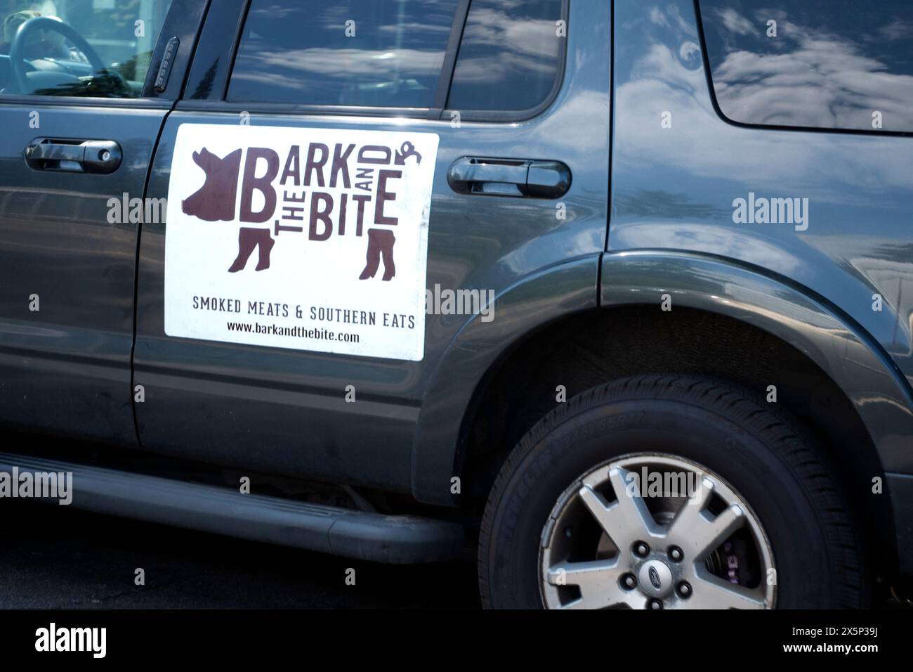 Werbeschild an der Fahrzeughangstür „Bark and the Bite“ Barbecue Restaurant, in dem Sie essen oder essen können. St. Paul Minnesota MN USA Stockfoto